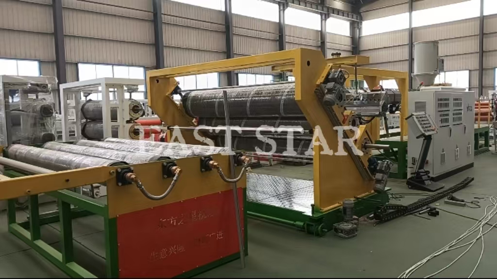 2,4-metrová pásová výrobná linka na výrobu hnoja je nainštalovaná a pripravená na balenie