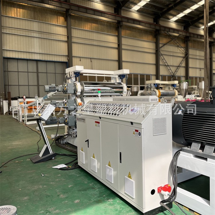 Návštevy zákazníkov na výrobnej linke na výrobu dosiek s diamantovým vzorom z PVC pre živočíšnu výrobu