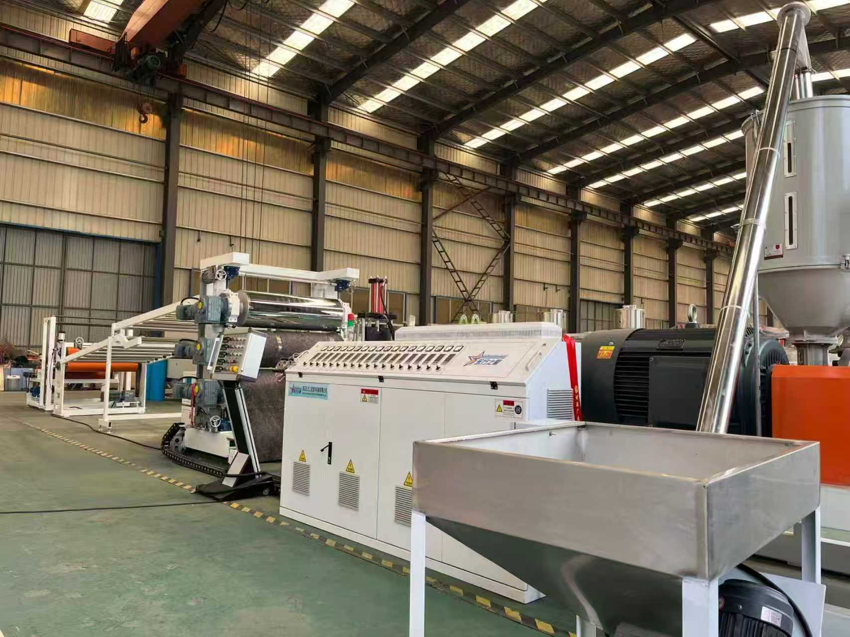 QINGDAO EASTSTAR víta klientov na kontrolu zariadení protišmykových podložiek TPE/TPV/TPU/TPR