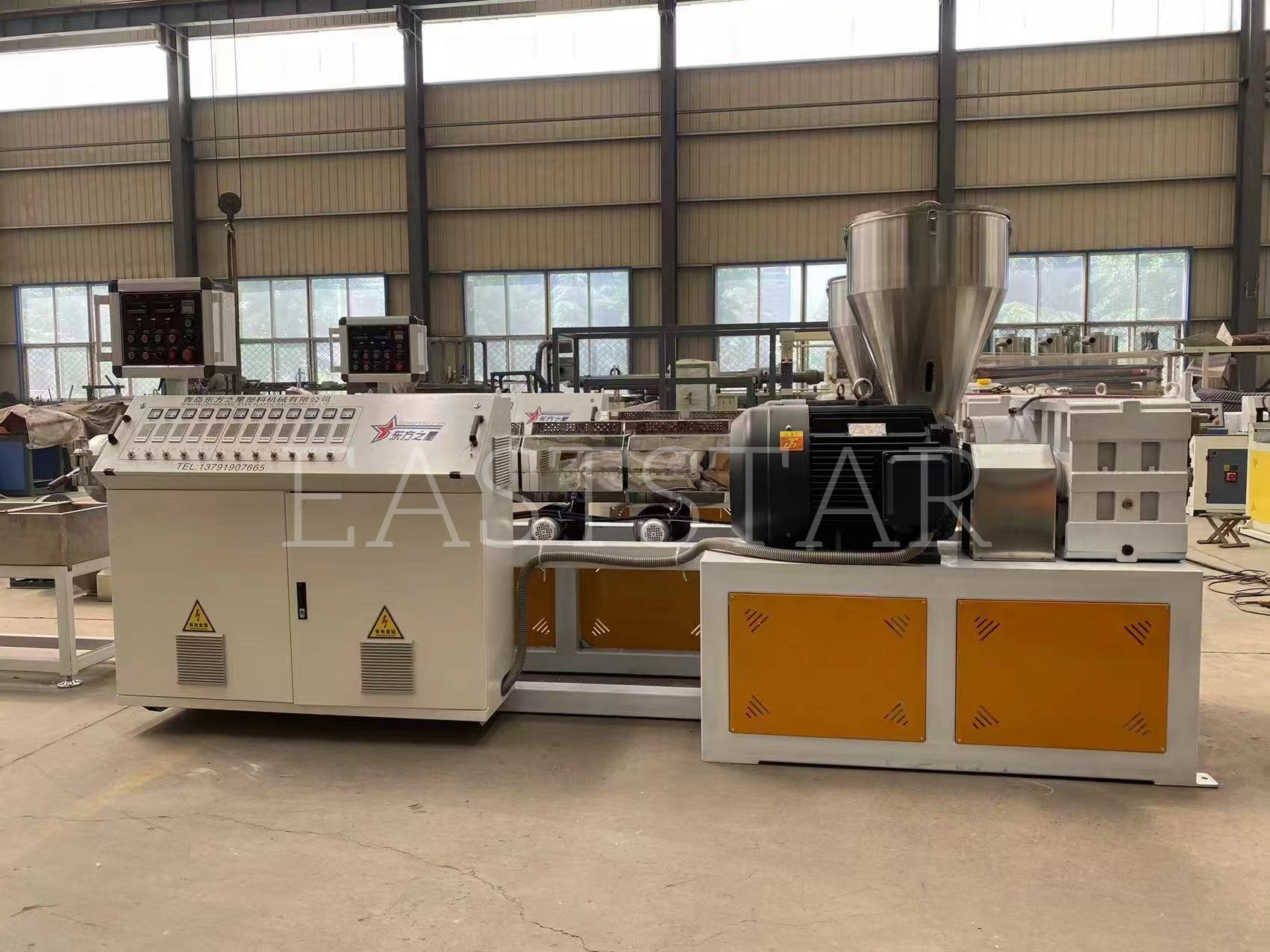 Náš technický tím vykonáva presnú montáž paralelného dvojzávitovkového granulátora TSSK65 pre nášho arabského klienta