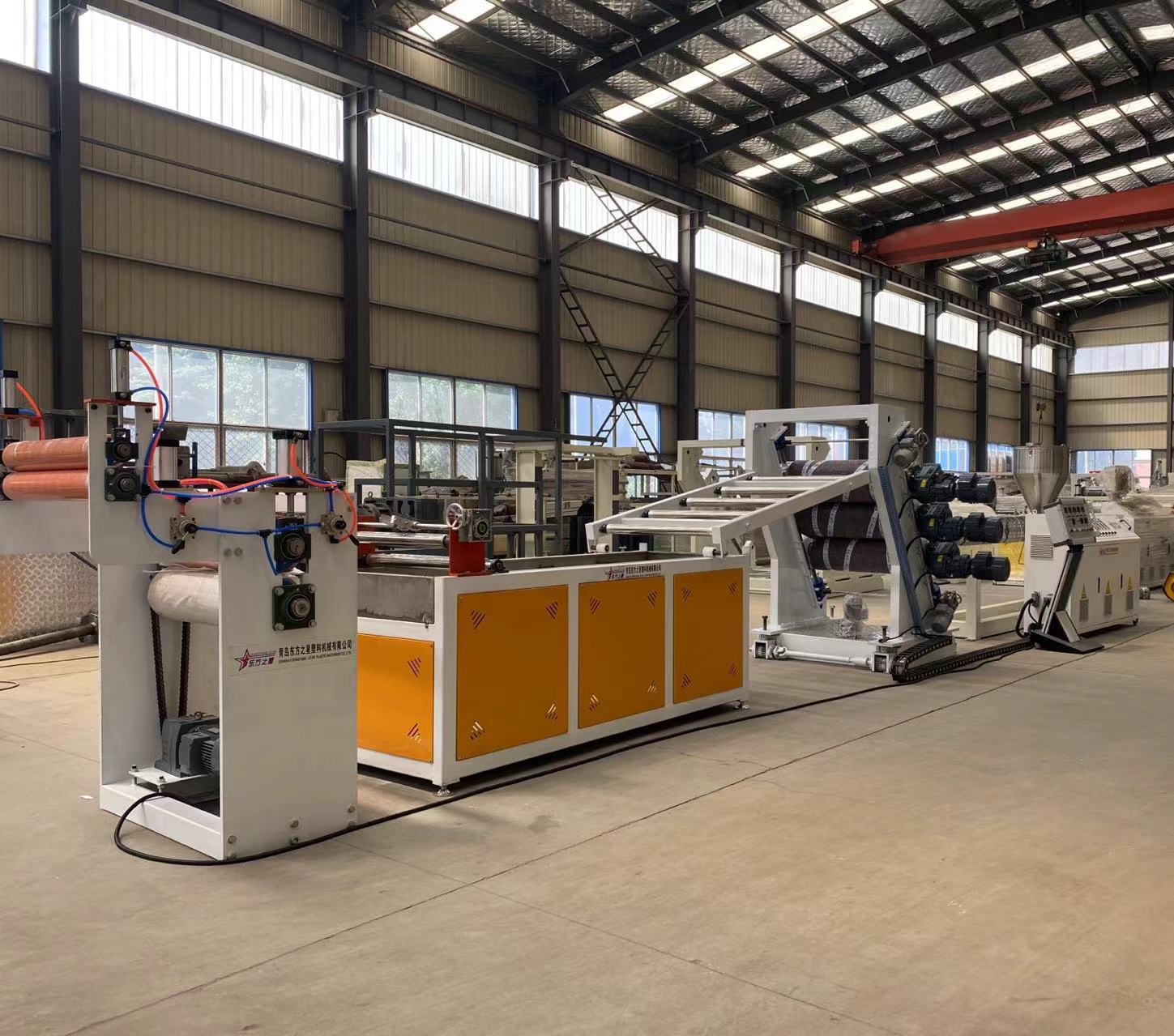 Profesionálne riešenia výrobných liniek flexibilných dverových závesov z PVC umožňujú efektívnu výrobu priemyselných závesov dverí