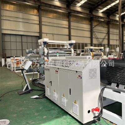 Výroba flexibilných plechov: Profesionálna linka na výrobu flexibilných plechov SPVC umožňuje moderný vývoj dobytka a stavebných materiálov